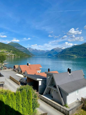 Stryn - Faleide - hus ved fjorden